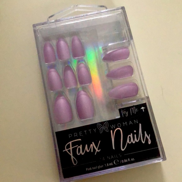 Faux Nails - Picture 1 of 2